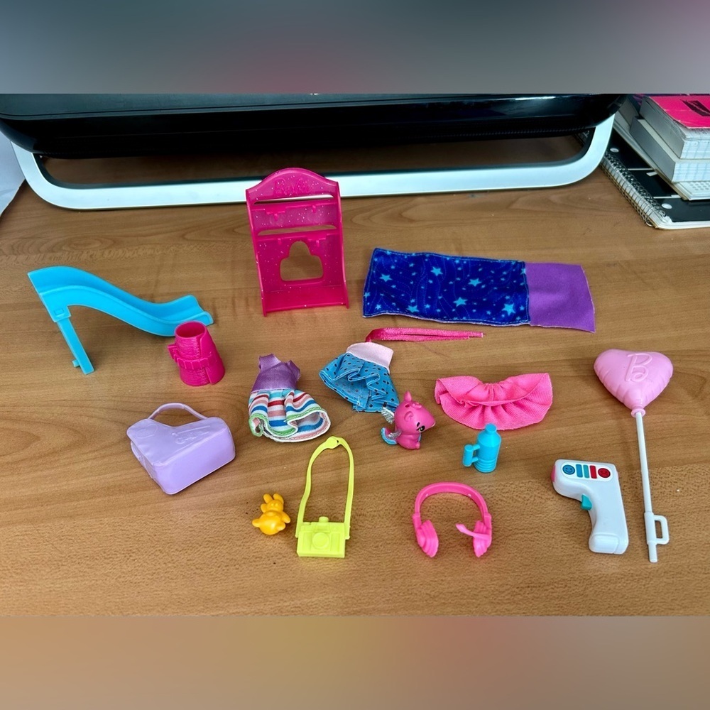 Barbie + lot of 16 pieces doll accessories